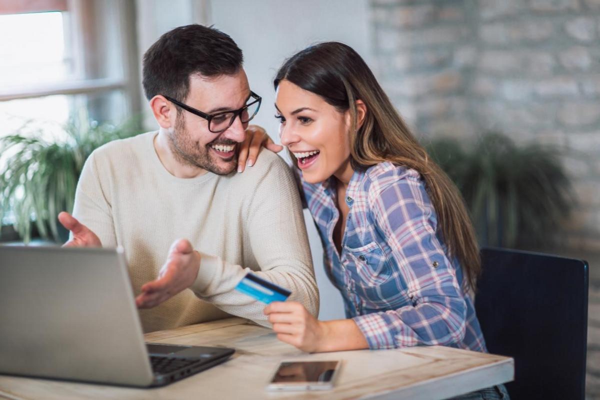 Clientes que realizan pago con tarjeta a través de redes sociales