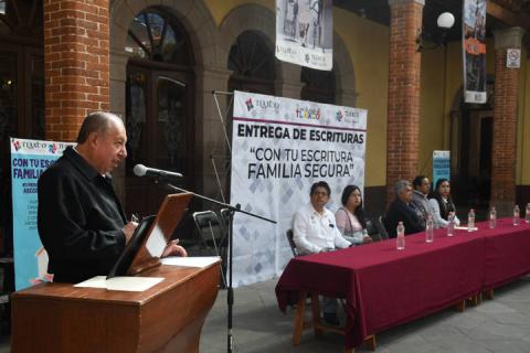 Brinda Tlaxco seguridad a 455 familias con escrituras imagen 1