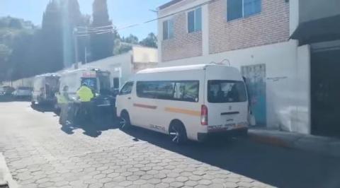 Colectiva quería checar a tiempo y choca contra un vehículo; pésimo servicio