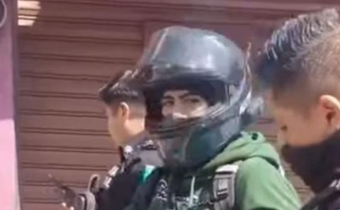 Policías de la SSC se ofenden y detienen a joven que reclamó por la patrulla mal estacionada