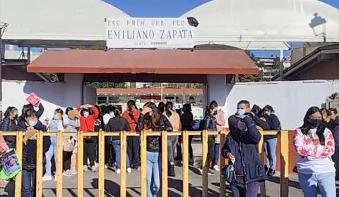 Estalla conflicto en la primaria Emiliano Zapata por posible desalojo y cierre, en la Capital