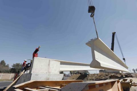 Coloca SECODUVI trabes del nuevo puente vehicular en el distribuidor Vial Xicohténcatl imagen 4