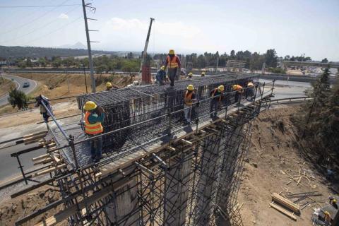 Coloca SECODUVI trabes del nuevo puente vehicular en el distribuidor Vial Xicohténcatl imagen 2