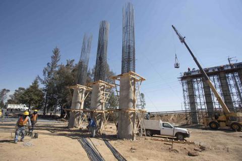 Coloca SECODUVI trabes del nuevo puente vehicular en el distribuidor Vial Xicohténcatl imagen 3