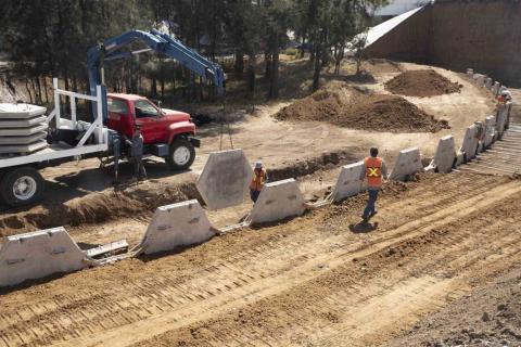 Coloca SECODUVI trabes del nuevo puente vehicular en el distribuidor Vial Xicohténcatl imagen 1