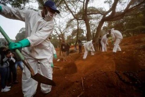 Así viven los sepulteros en Brasil durante la pandemia
