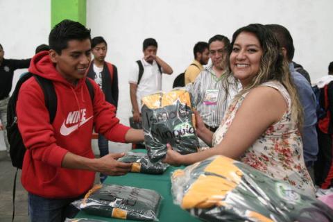 Alcalde fomenta el deporte entregando uniformes al equipo de béisbol imagen 2