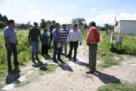 Carin Molina inicia obra de servicio básico en la privada Pino Suárez imagen 3