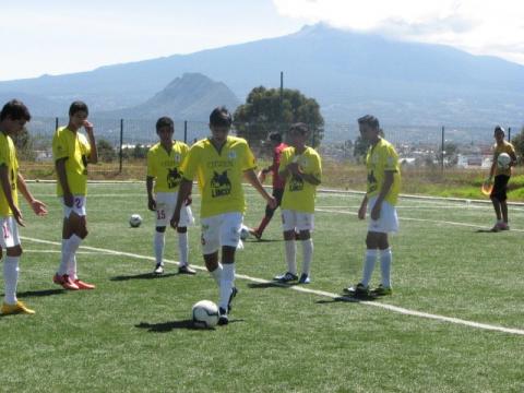 El encuentro entre Linces de la UMT y rafe Club, se disputó en la cancha de "El Ovalo", de la ciudad de Apizaco.