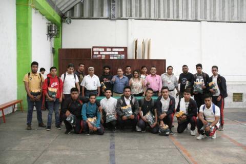 Alcalde fomenta el deporte entregando uniformes al equipo de béisbol imagen 3
