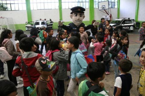 Niños del curso de verano convivieron con policías y bomberos del estado imagen 3