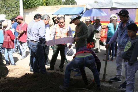 Carin Molina inicia obra de servicio básico en la privada Pino Suárez imagen 2