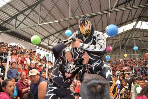 Alcalde festeja a más de 500 niños con una función de lucha libre de la CMLL imagen 1