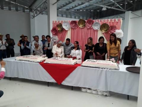 Alcalde reconoce a las mamás en su día con una comida y muchos regalos imagen 2