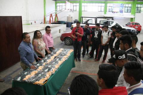 Alcalde fomenta el deporte entregando uniformes al equipo de béisbol imagen 1
