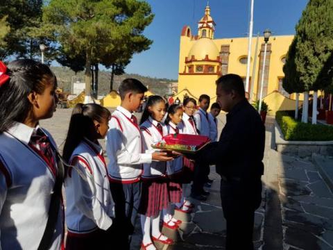 Ayuntamiento entrega Bandera Nacional a primaria Gabriela Mistral imagen 1
