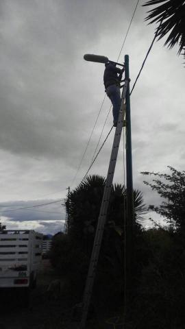 Sigue la colocación de alumbrado público en Tequexquitla imagen 1