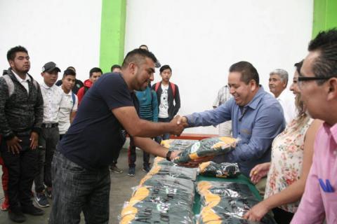 Alcalde fomenta el deporte entregando uniformes al equipo de béisbol imagen 4