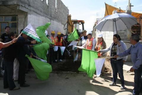 Carin Molina inicia obra de servicio básico en la privada Pino Suárez imagen 4