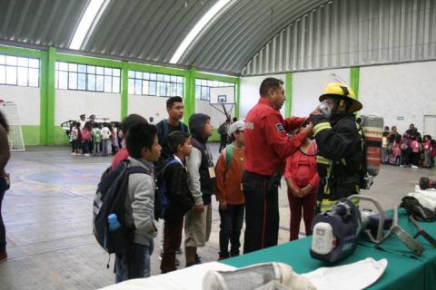 Niños del curso de verano convivieron con policías y bomberos del estado imagen 2