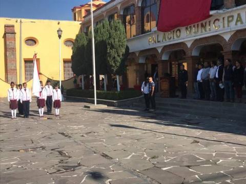 Ayuntamiento entrega Bandera Nacional a primaria Gabriela Mistral imagen 2