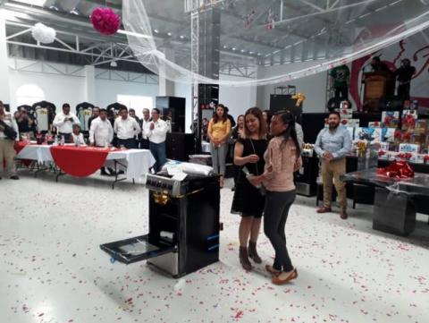 Alcalde reconoce a las mamás en su día con una comida y muchos regalos imagen 3