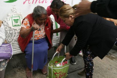 Con estas despensas mejoramos la alimentación de los abuelitos: AHL imagen 3