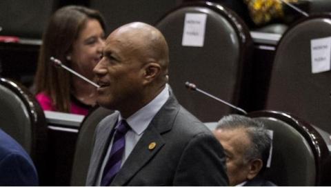 Diputado invidente le piden leer un documento en público