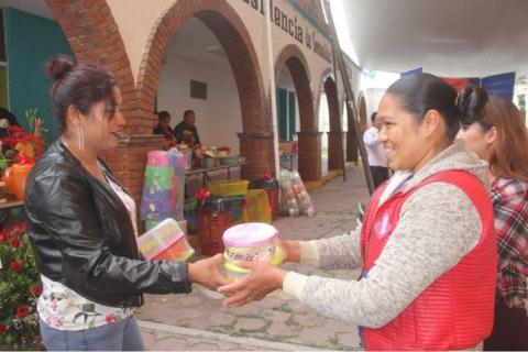 Ayuntamiento y SMDIF festejaron a cientos de mamas del municipio en su día imagen 1