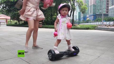 Una niña china causa sensación por su habilidad con la patineta eléctrica