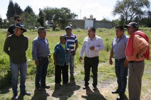 Carin Molina inicia obra de servicio básico en la privada Pino Suárez imagen 1