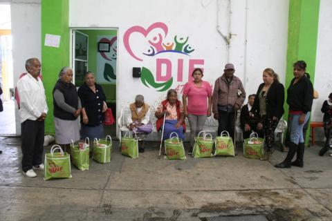 Con estas despensas mejoramos la alimentación de los abuelitos: AHL imagen 2