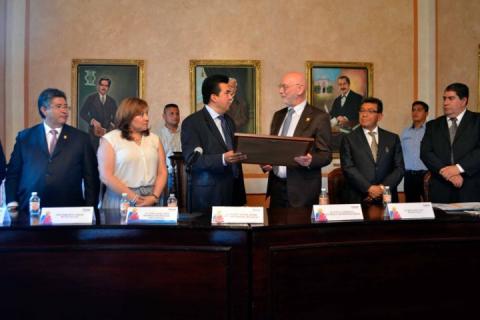 Nombra la capital a Paolo Comanducci visitante distinguido; entrega Escobar Jardínez reconocimiento imagen 1