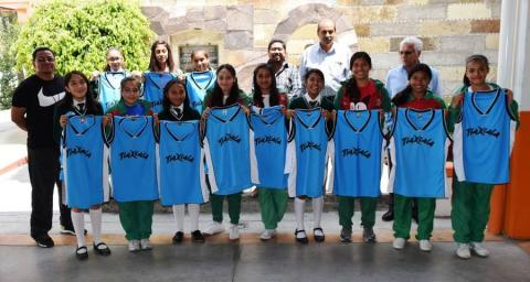 Presidente de Panotla apoya a equipo femenil de basquetbol