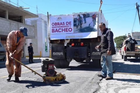 Supervisa alcalde trabajos de mantenimiento y bacheo en Panotla imagen 3