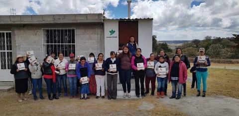 Ayuntamiento y el SMDIF beneficiaron a 20 familias de Playa Azul imagen 1