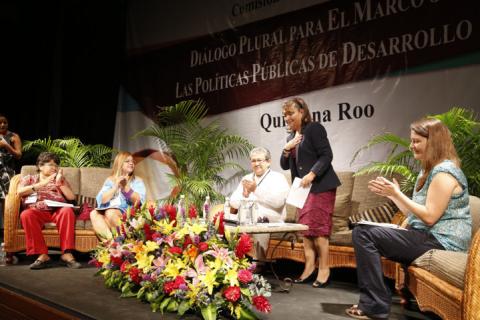 04 de abril, 2014 Playa del Carmen, Quintana Roo.- La senadora Lorena Cuéllar moderó los trabajos de la mesa: Seguridad Social Universal del Foro Regional Diálogo plural para el marco jurídico y las políticas de desarrollo social.