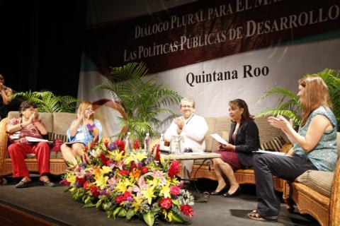 04 de abril, 2014 Playa del Carmen, Quintana Roo.- La senadora Lorena Cuéllar moderó los trabajos de la mesa: Seguridad Social Universal del Foro Regional Diálogo plural para el marco jurídico y las políticas de desarrollo social.