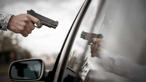 Malandros se roban un BMW con violencia, en Zacatelco