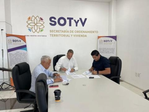 Alcalde de Atlangatepec firma convenio para vivienda digna