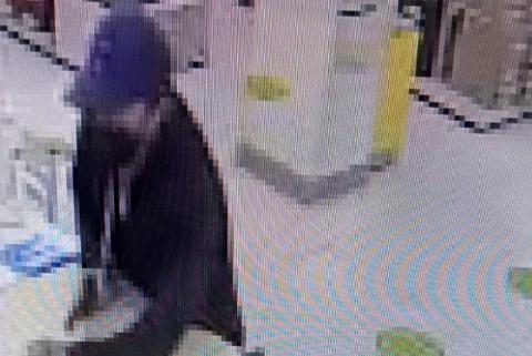 A punta de pistola asaltan tienda departamental en Contla