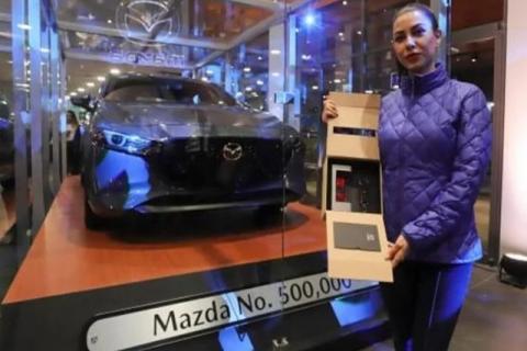 Entregan gratuitamente un Mazda 3 que tenía un valor de 500 mil pesos en México