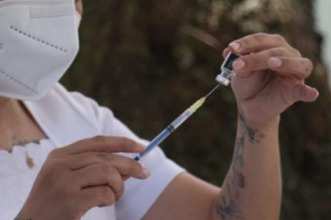 Investigan a médico por beneficiar a su familia con vacuna contra el Covid