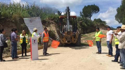 Alcalde de Tequexquitla da banderazo de inicio de obra en Barrio de Guadalupe imagen 1