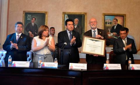 Nombra la capital a Paolo Comanducci visitante distinguido; entrega Escobar Jardínez reconocimiento imagen 2