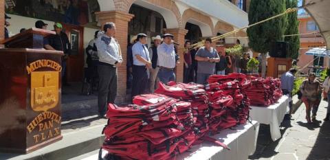 Alcalde apoya la economía familiar entregando 1000 kits escolares imagen 1