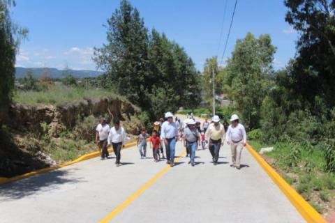 Alcalde de Nativitas entrega guarniciones en la calle Barranca imagen 2