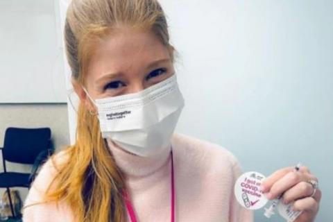 Hija de Bill Gates se burla de conspiraciones al recibir la vacuna contra el Covid-19