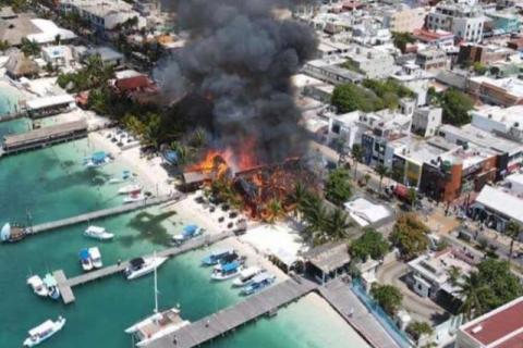Pánico en Isla Mujeres por incendio que arrasa con al menos diez restaurantes