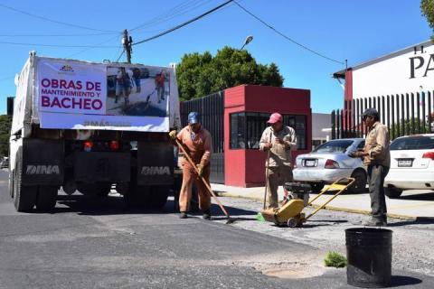 Supervisa alcalde trabajos de mantenimiento y bacheo en Panotla imagen 2